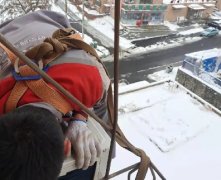 不畏风雪 坚守奋战